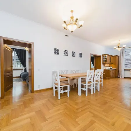 Grand Family Apartment / Main Square / Old Town 公寓 *